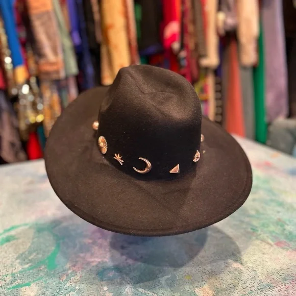 Round Rimmed 🌟🌙 Boho Hat - Picture 4 of 6